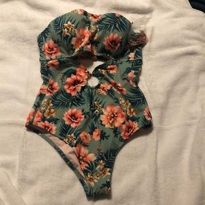 Shade & Shore women’s swimsuit size 34B